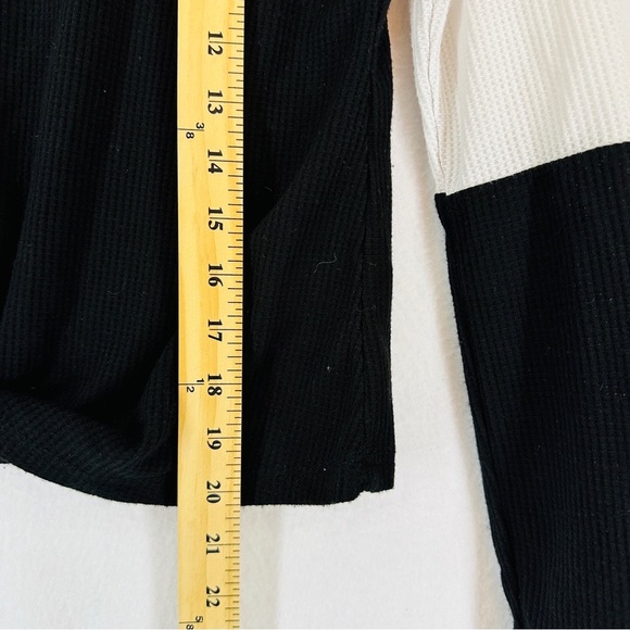 No Boundaries Two Tones Cropped Pullover Sweater Woman’s Size XS BLACK WHITE - Picture 4 of 8